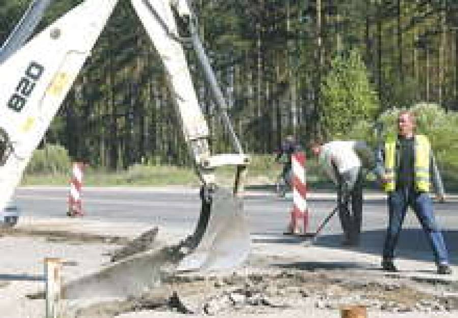 По мнению ряда предпринимателей, скоро по многим латвийским дорогам можно будет проехать только на бронетранспортере.