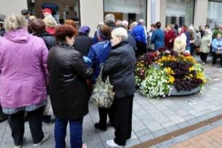 Крупнейший в Латвии банк закрывает филиалы в трех городах и в Пурвциемсе