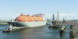 Буксир  втаскивает газовоз Arctic Voyager в порт Роттердама для разгрузки на первом в Нидерландах терминале СПГ, заработавшем в июне этого года.