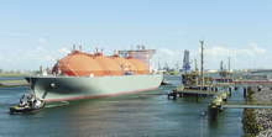 Буксир  втаскивает газовоз Arctic Voyager в порт Роттердама для разгрузки на первом в Нидерландах терминале СПГ, заработавшем в июне этого года.