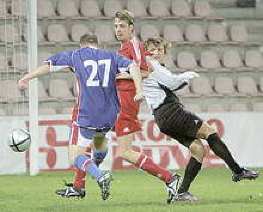 Ворота нашей сборной защищал совладелец Aizkraukles banka Олег Филь.