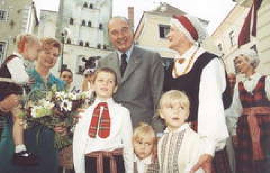  Президенты Латвии и Франции с участниками Праздника песни и танца.