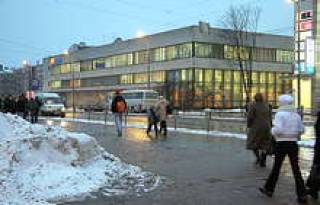 Скоро на противоположной стороне улицы забурлит жизнь.