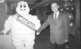  Торговый представитель шинной компании К.СЕПП с веселым человечком Michelin.