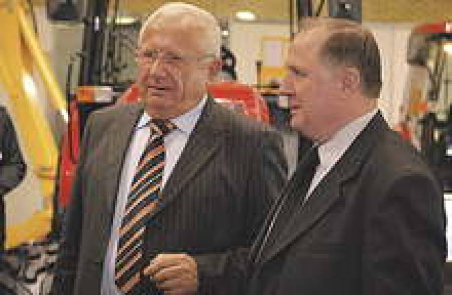 Василий Загоруйко (слева) и гендиректор МТЗ Александр Пуховой.