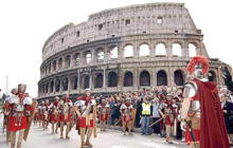 Колизей (Италия)Самый знаменитый амфитеатр начали строить при императоре Веспасиане в честь его военных успехов в Иудее, а закончил его император Тит. Долгое время Колизей был главным развлекательным центром столицы империи: здесь проводились бои гладиаторов, звериные травли, морские сражения (наумахии), казни христиан. В средние века для него наступили тяжелые времена: он начал разрушаться, а местная знать (включая религиозную) с удовольствием этим пользовалась, разбирая отвалившиеся куски и отламывая еще державшиеся на стройматериалы.