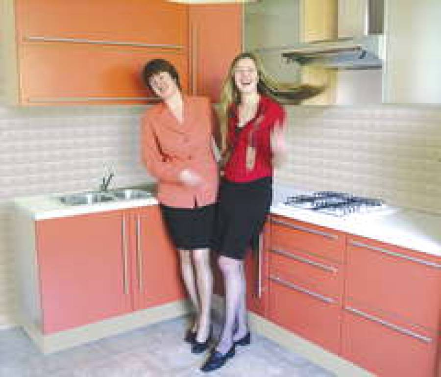 Счастливые обладательницы итальянской кухни от Lube over Елена и Татьяна Скрея.