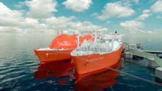 Танкер-газовоз (слева) и плавучая установка для регазификации и хранения.