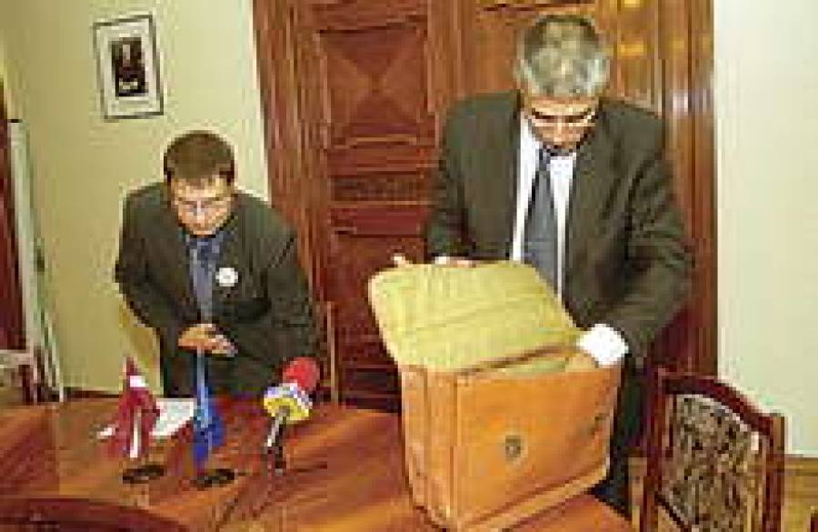 Луис Рьера Фигейрас (справа) приехал в гости к Валдису Домбровскису не с пустыми руками.