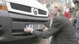 Юбилейный госномер крепят на микроавтобус Renault.