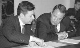  Министр связи России Л.РЕЙМАН и министр печати М.ЛЕСИН претендуют на роль новых олигархов .