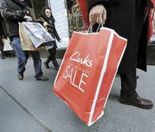 Наши за границей любят покупать одежду, обувь и напитки.