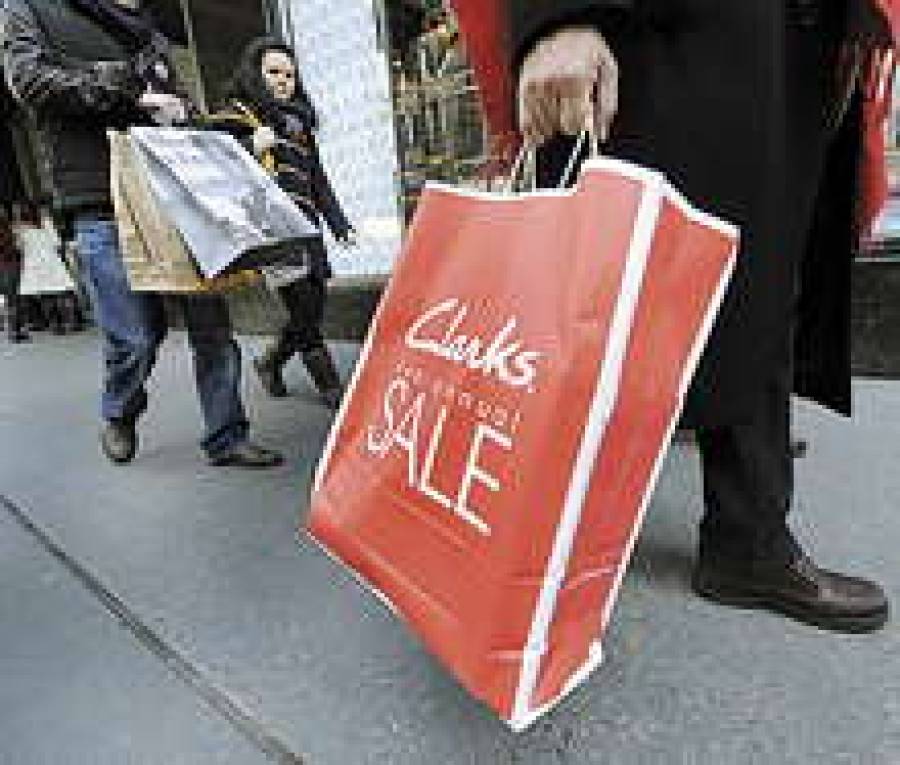 Наши за границей любят покупать одежду, обувь и напитки.