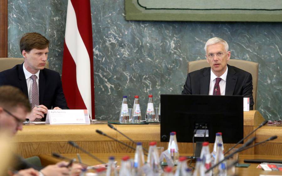 Премьер Кариньш не будет требовать отставки министра Немиро