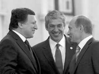 Владимир Путин (справа) убедил своих европейских коллег главу Еврокомиссии Жозе-Мануэля Баррозу (слева) и премьер-министра Португалии Жозе Сократеша (в центре) в том, что российские бизнесмены не будут “скупать Европу”.