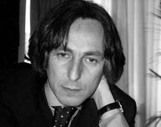  &quot;Я не отношусь к той группе богатых и влиятельных лиц, чьи фамилии публикуются на страницах газет и журналов. Себя я там нигде не видел. Кроме таких глупых статей, как, например, рейтинг самых &quot;завидных женихов России&quot;. Если бы я был достоин внимания газет, то обо мне бы все-таки писали. Я себе многое могу позволить. Мне так кажется по крайней мере. У меня у самого есть что-то вроде закона. Вроде того, как был моральный кодекс строителя коммунизма. Но все равно — у меня нет другого выхода, чем идти до конца&quot;. Самое &quot;мягкое&quot;, что можно услышать про Умара Джабраилова, это — &quot;человек с неоднозначной репутацией&quot;. И это про управляющего сразу несколькими ведущими объектами столицы: отель &quot;Рэдиссон-Славянская&quot;, &quot;Гостиный двор&quot;, &quot;Смоленский Пассаж&quot; и, наконец, самый главный торговый центр Москвы — подземный город на Манежной площади! 