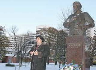 Равшан Миртаджиев на фоне своего Авиценны.
