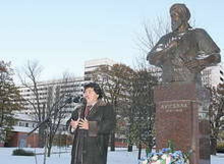 Равшан Миртаджиев на фоне своего Авиценны.