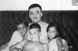  14 августа 1996 г. Кадыров в своей рижской квартире во время &quot;следственных действий&quot;. 