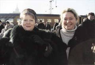  Ирина МУРАВЬЕВА (слева) по прибытии в Ригу.