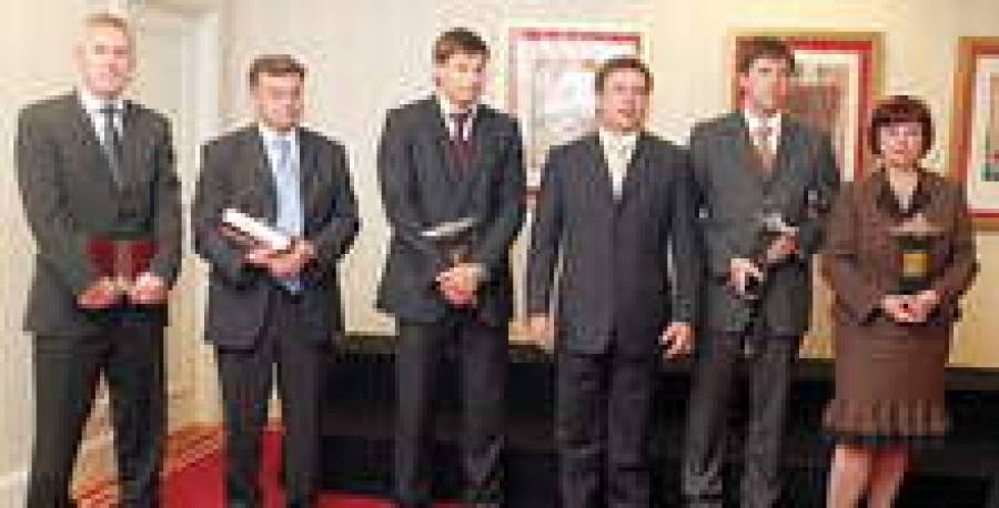 Главные налогоплательщики страны (слева направо): владелец Kurzemes degviela Аргод Лусиньш, представитель Astarte-nafta Ояр Карчевскис, гендиректор Latvijas balzams Роланд Гулбис, гендиректор СГД Дзинтарс Яканс, финансовый директор Mažeiķu nafta tirdzniecības nams Ивар Блумбергс, исполнительный директор Latvija Statoil Байба Рубеса.