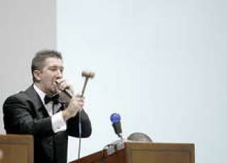 А молотки уже застучали