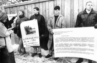 Cтуденты проходят практику. В пикетах у посольств