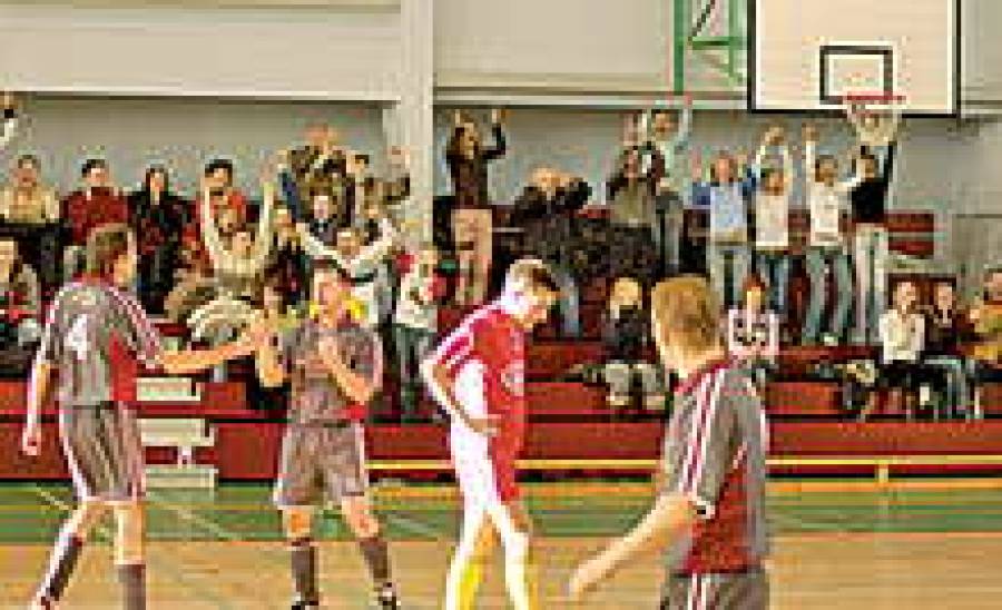 На трибунах болельщики Baltic International Bank — победителя чемпионата.