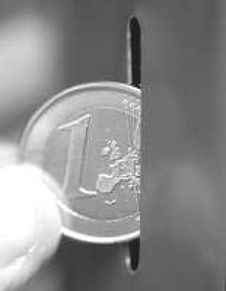 В Латвии наличные евро в качестве единственного законного платежного средства скорее всего станут использоваться к 2011 году.