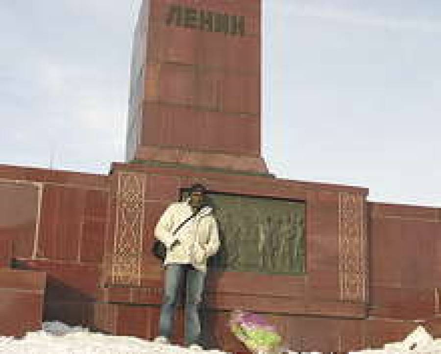 Эрнесто Хуст у казанского памятника В. И. Ленину: от бойца — борцу.