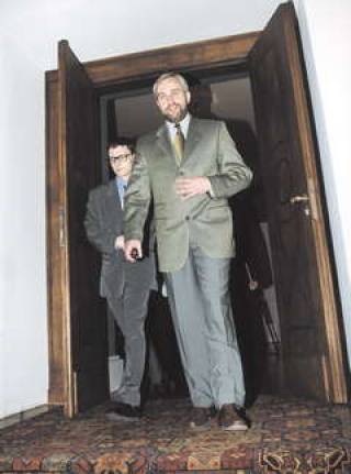 Шкеле подписал капитуляцию.Премьер покинул кресло, но сохранил вексель на 29 миллионов USD.