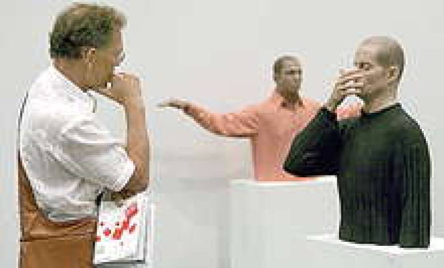 Посетитель Art Cologne-2007 и работа Жиля Шахера.