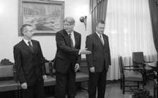 Президент Валдис Затлерс (в центре) рассказывает о том, кто такой Алексей Лоскутов (справа), заместителю главы KNAB Алвису Вилксу.
