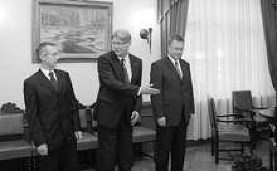 Президент Валдис Затлерс (в центре) рассказывает о том, кто такой Алексей Лоскутов (справа), заместителю главы KNAB Алвису Вилксу.