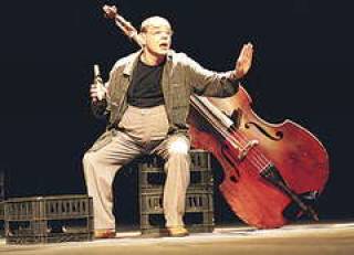 &quot;Контрабас&quot; Зюскинда настолько популярен в мире, что проводится даже фестиваль этой пьесы. Одну из лучших сценических версий рижане недавно видели: это спектакль московского театра &quot;Сатирикон&quot; в постановке Елены Невежиной с Константином Райкиным в главной (и единственной) роли.