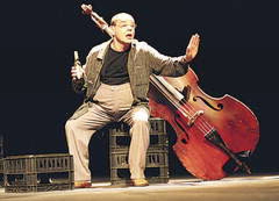 &quot;Контрабас&quot; Зюскинда настолько популярен в мире, что проводится даже фестиваль этой пьесы. Одну из лучших сценических версий рижане недавно видели: это спектакль московского театра &quot;Сатирикон&quot; в постановке Елены Невежиной с Константином Райкиным в главной (и единственной) роли.