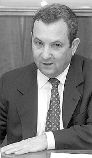 Барак хлопает дверью. Но не уходит.