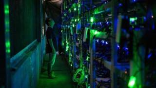 Биткоин за сутки подешевел на 15%