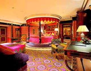 Королевский люкс в семизвездочном отеле Burj Al Arab ждет и латвийских туристов.
