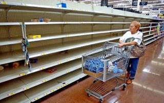 Латвийцы не впервые опустошают полки магазинов