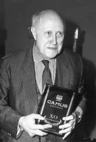  Одним из спонсоров фестиваля стала фирма L.I.O.N &amp; Ko с коньяком Camus. Когда М.РОСТРОПОВИЧУ подарили бутыл ку элитного XO, он мило заметил: &quot;Семья Камю — мои боль шие друзья. Им будет приятно узнать про этот подарок&quot;.