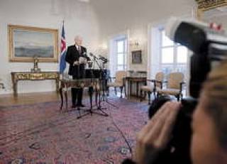 Президент Исландии “простил всем, кому должен”.