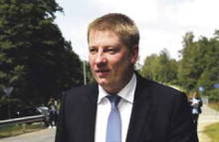 Министр сулит скидки местным грузовикам