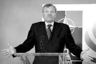 Генсек НАТО Яан де Хооп Схеффер явно озадачен.