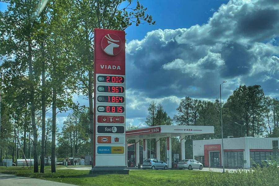 Бензин в Латвии впервые подорожал до 2 евро за литр