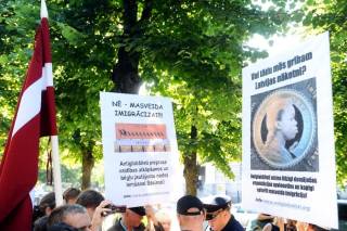 НАТО — Латвии: У нищих слуг нет - сами стерегите свои рубежи