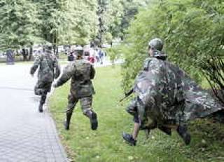 Латвийским военным теперь придется бегать больше и куда за меньшие деньги.