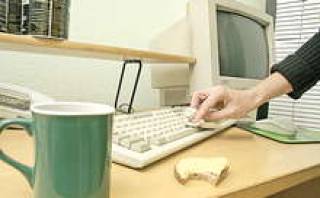 За клавиатурой и мышкой нужен особый уход, ибо они несут наибольшую механическую нагрузку сравнительно со всеми другими частями ПК. Под краном их мыть не стоит &mdash; лучше основательно пройтись специальной влажной салфеткой.