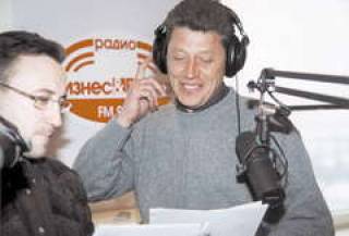  Владимир ГУРОВ и исполнительный директор радио &quot;Бизнес &amp; Балтия&quot; Атис КРАУКЛИС (слева) подсчитывают проценты.