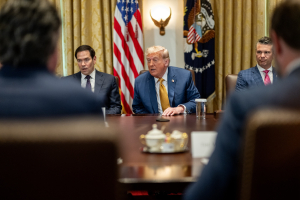 Рынки в шоке: Трамп хочет 200% пошлины на лекарства
